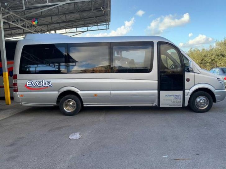 Noleggio con conducente di Autobus Sprinter 3,5-t bus a Terrasini e dintorni